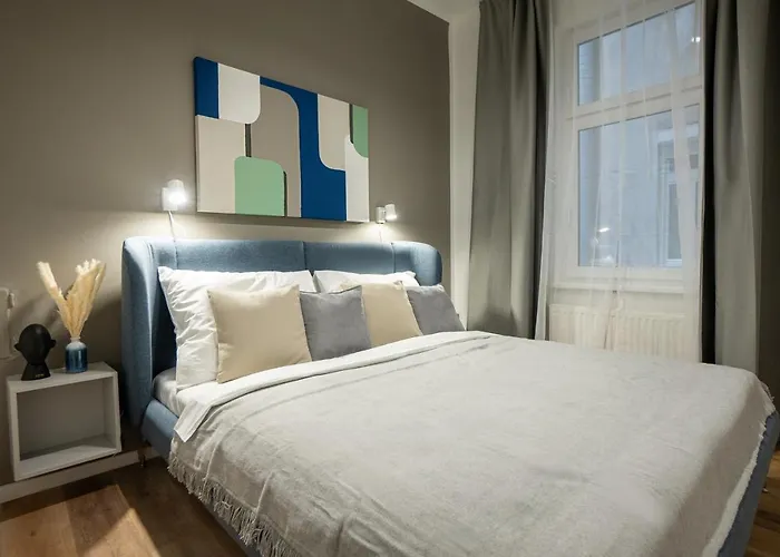 Apartamento Bright & Airy With Balcony Near Center