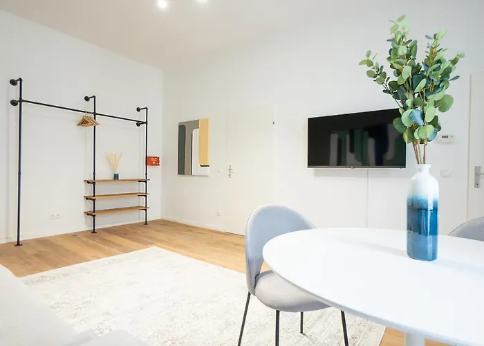 Bright & Airy With Balcony Near Center Apartamento Viena