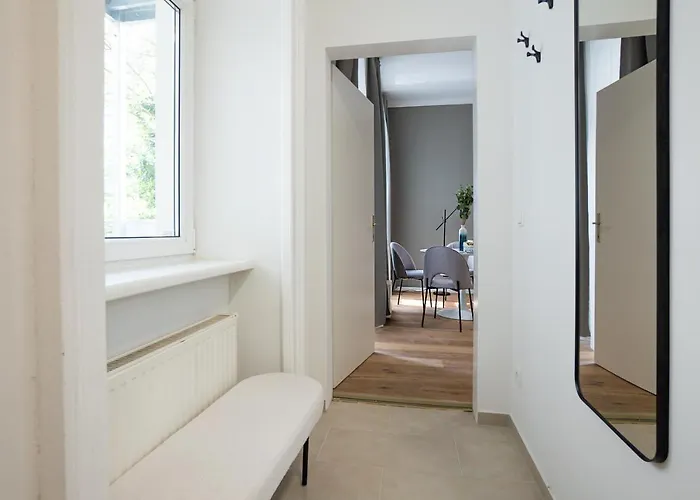 Apartamento Bright & Airy With Balcony Near Center