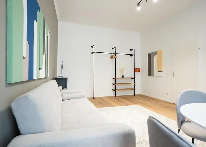 Bright & Airy With Balcony Near Center Apartamento