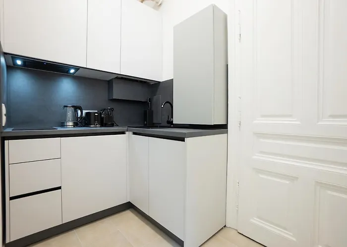 Bright & Airy With Balcony Near Center Apartamento
