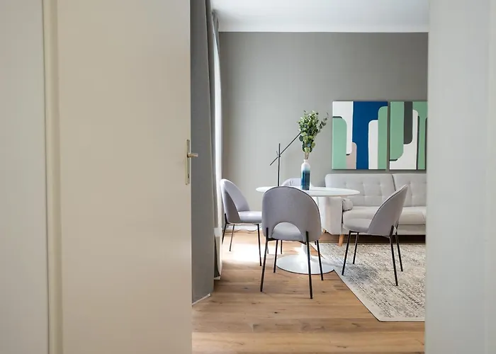 Apartamento Bright & Airy With Balcony Near Center