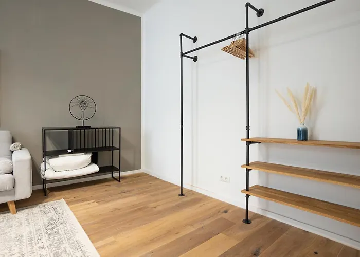 Bright & Airy With Balcony Near Center Apartamento