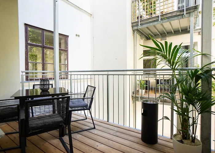 Bright & Airy With Balcony Near Center * Viena